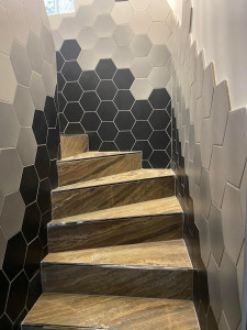Photo de galerie - Plusieurs couleurs de carreaux qui donne un effet très moderne et approfondi de cet escalier.