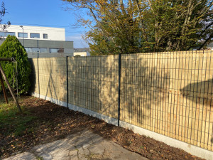 Photo de galerie - Pose de cloture grillage rigide avec lames occultantes et plaque de soubassement