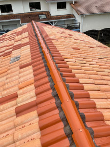 Photo de galerie - Rénovation de toiture en tuiles : reprise du faîtage et des arêtiers, remplacement des tuiles abîmées et finitions de couverture.