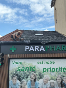 Photo de galerie - Application d’une peinture d’étanchéité ou de rénovation ou peut-être utiliser pour changer l’aspect de la tuile