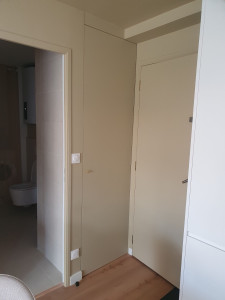 Photo de galerie - Fabrication et pose d'une porte sur mesure pour placard 