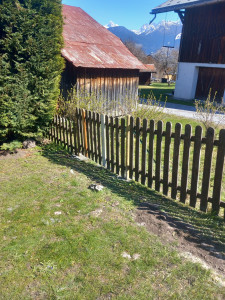 Photo de galerie - Bonjour Madame/Monsieur, je vous propose mes services : rapide, propre et économique ! Voici le résultat : j'ai réparé une vieille clôture en piteux état et le travail est impeccable ! Regardez la photo ! Merci de votre confiance.