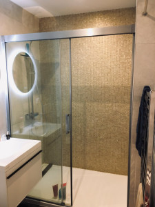 Photo de galerie - Pose paroi de douche, meuble vasque, miroir, sèche serviettes