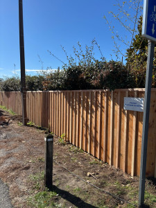 Photo de galerie - Réalisation de 55ml de clôture en volige couvre joint.