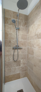Photo de galerie - Douche en travertin
