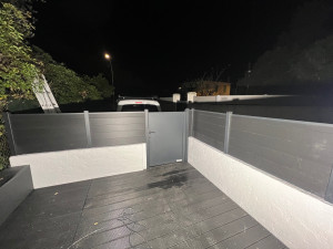 Photo de galerie - Clôture avec portillon et terrasse pvc 
Réfection des murs ( enduits et peinture ) 