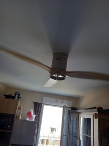 Photo de galerie - Ventilateur installé au plafond. Le système d' éclairage défaillant n' a pu être mis en service 