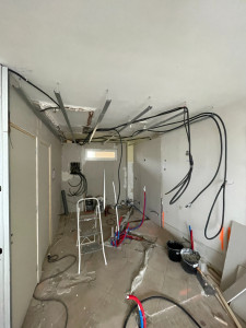 Photo de galerie - Câblages et gaines de ventilations dans cet appartement en cours de rénovation.