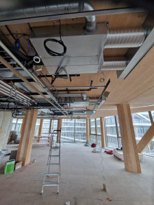 Photo de galerie - Passage de câbles réseau pour la
 ventilation.