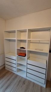 Photo de galerie - Montage d’un dressing IKEA avec tiroirs et étagères (APRÈS)