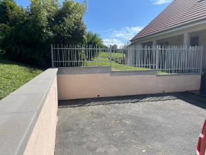 Photo de galerie - Pose de couvertines et de barrière rigide et souple en arrière du jardin 