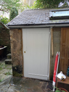 Photo de galerie - Fabrication et pose d'une porte à barre écharpe en châtaignier 