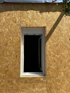 Photo de galerie - Installation d'une fenêtre dans une maison en ossature métallique 
