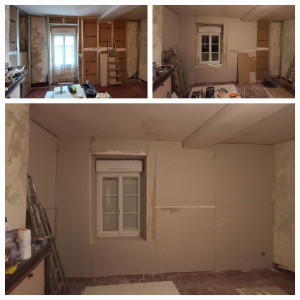 Photo de galerie - Reprise d'une cloison en placo (BA13) chez un particulier. Rail, montant, isolation, placo et prise électrique.
