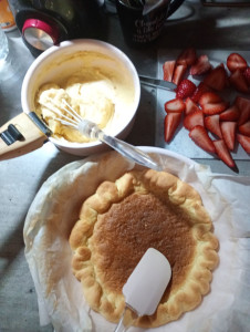 Photo de galerie - Préparation d'une tarte aux fraises 