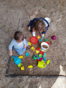 Photo de galerie - Jouer dans le sable, découvrir une texture, faire des châteaux, s'amuser c'est bien comme cela que l'enfant apprend et il adore