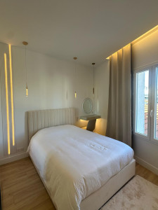 Photo de galerie - Montage lit coffre pose lumière et miroir 