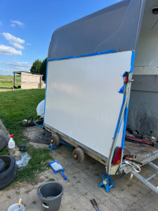Photo de galerie - Remise en état van à chevaux