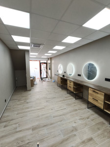 Photo de galerie - Rénovation complète salon de coiffure 
-Carrelage, plafond, mur, électricité, mobilier 