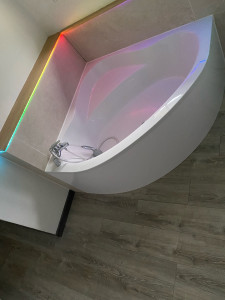 Photo de galerie - Parquet, carrelage, animation led et habillage de la baignoire