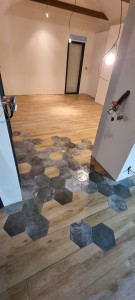 Photo de galerie - Pose de carrelage imitation parquet avec jonction de carrelage hexagonal 