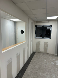 Photo de galerie - Pose de porte avec installation d’un hublot + pose d’une fenêtre avec une ouverture dans le placo . 