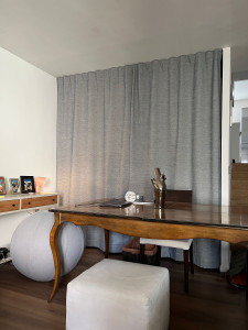Photo de galerie - Confection sur mesure de rideaux, fixation de rails et installation. 