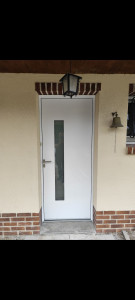 Photo de galerie - Pose d'une porte d'entrée en aluminium.