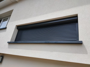 Photo de galerie - Pose d un coffre extérieur volet roulant