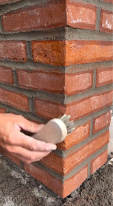 Photo de galerie - Le jointoiement de mon ouvrage en panneresse étape 3