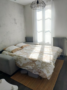 Photo de galerie - Ménage dans une petit studio, rangement du lit, fenêtre,sol, poussière !
