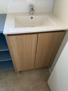 Photo de galerie - Montage meuble salle de bain avec lavabo et portes de placard