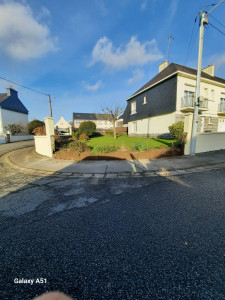 Photo de galerie - Démolition et évacuation d'un muret en arrondie endommagé ( chantier visible dans Caudan centre ) 