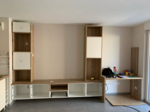 Photo de galerie - Pose d’un meuble TV sur mesure, réalisé avec précision pour un aménagement pratique et esthétique.