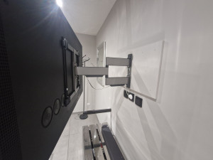 Photo de galerie - Pose prise électriques et d’un renfort pour support tv déporté plus peinture du mur