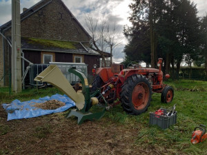 Photo de galerie - Je vous propose de broyer vos végétaux pour en faire du copeaux.
Copeaux que vous pouvez utiliser pour agrémenter vos parterres de fleurs, ou pour conserver l'humidité du sol.