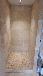 Photo de galerie - Pose travertin mural et bac à l’italienne