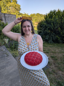 Photo de galerie - Entremet framboise et couronne en chocolat 