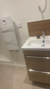 Photo de galerie - Instalation d’un sèche serviette avec une prise salle de bain 