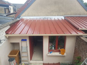 Photo de galerie - Chantier réalisé l'été dernier enlèvement ancienne tôle fibro puis remise de tôle bac acier isolé plus du gouttière