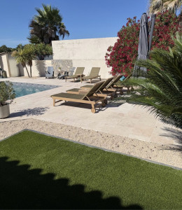 Photo de galerie - Préparation et pose de gazon synthétique avec gravier jaune de Provence 