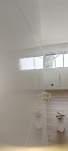 Photo de galerie - Finition des portes en peinture glycéro blanche. ??