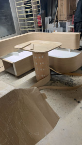 Photo de galerie - En cours de fabrication d’une banquette cintré en placage chêne 