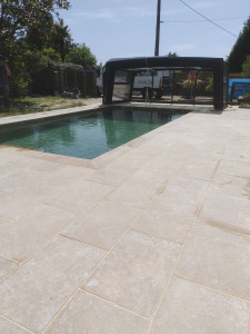 Photo de galerie - Réalisation d'un dallage de 60 m2 en travertin de 3 cm autour de cette magnifique piscine 