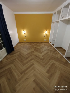 Photo de galerie -  parquet flottant en chêne
pose en battons rompu plus finition.