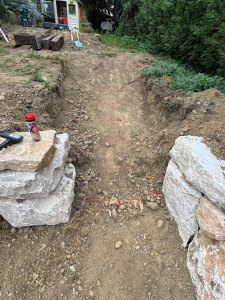 Photo de galerie - Mise en place d’un escalier avec un petit enrochement 