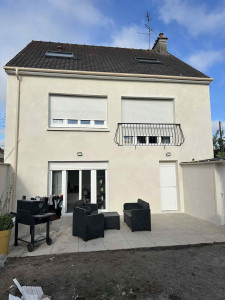 Photo de galerie - Réalisation enduit monocouche, pose de carrelage sur plot et création d’un cabanon 