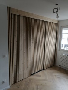 Photo de galerie - Dressing sur mesure en claustra pour l'habillage et l'intérieur en mélaminé blanc 