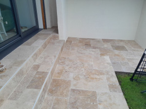 Photo de galerie - Terrassement , empierrement , et pose de travertins sur chappe 