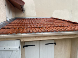 Photo de galerie - Pose de tuiles et rives pose de coudière et dessous de toit 
